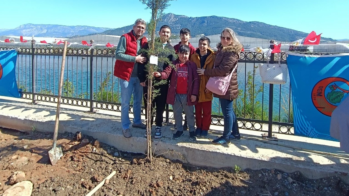 Anamur Ortaokulu olarak Mavi Yeşil Okul Etiketi projesi kapsamında Anamur Sahilimize ağaç dikildi.