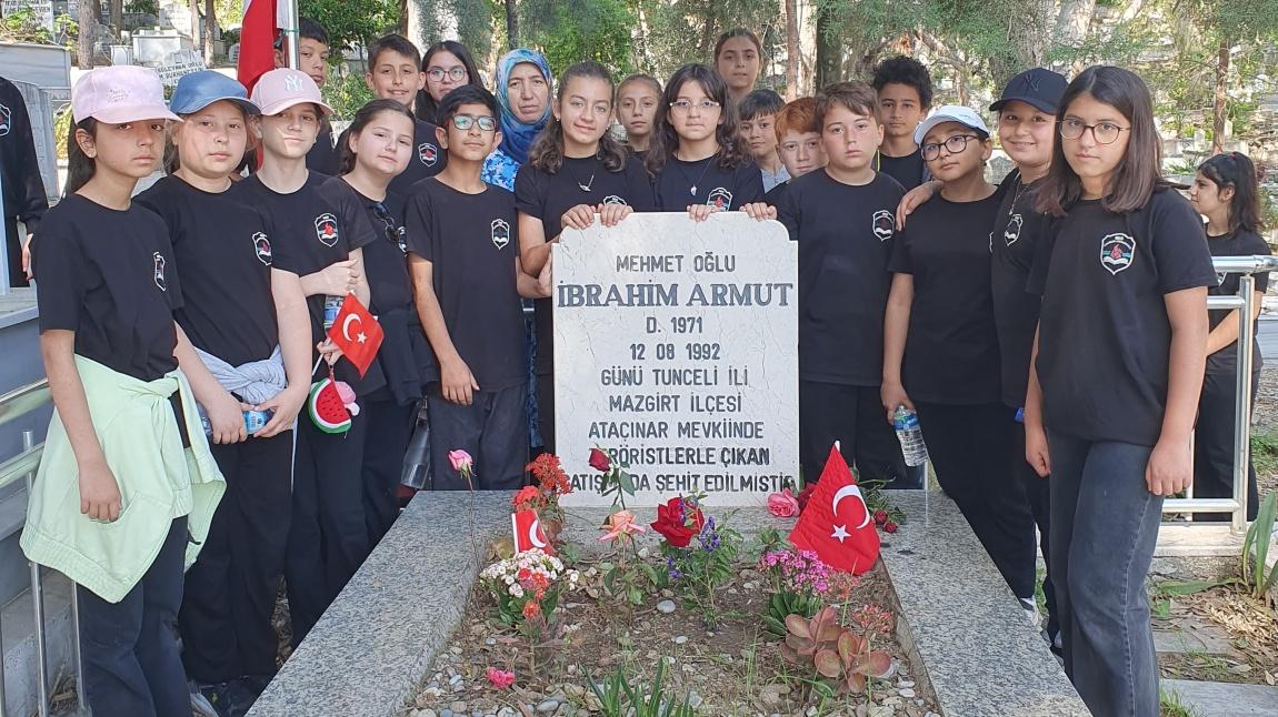 Anamur Ortaokulu öğrencileri 15 Temmuz Demokrasi ve Milli Birlik Günü dolayısıyla ‘Şehit Mezarı’ ziyareti yaptı.